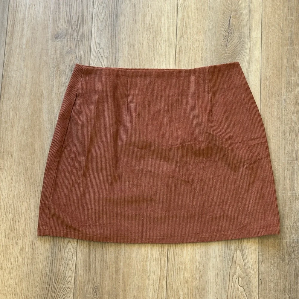 NWT*** Lulu’s Women’s mini skirt. Size XL. Button-down. Color: burnt orange. - Picture 4 of 4